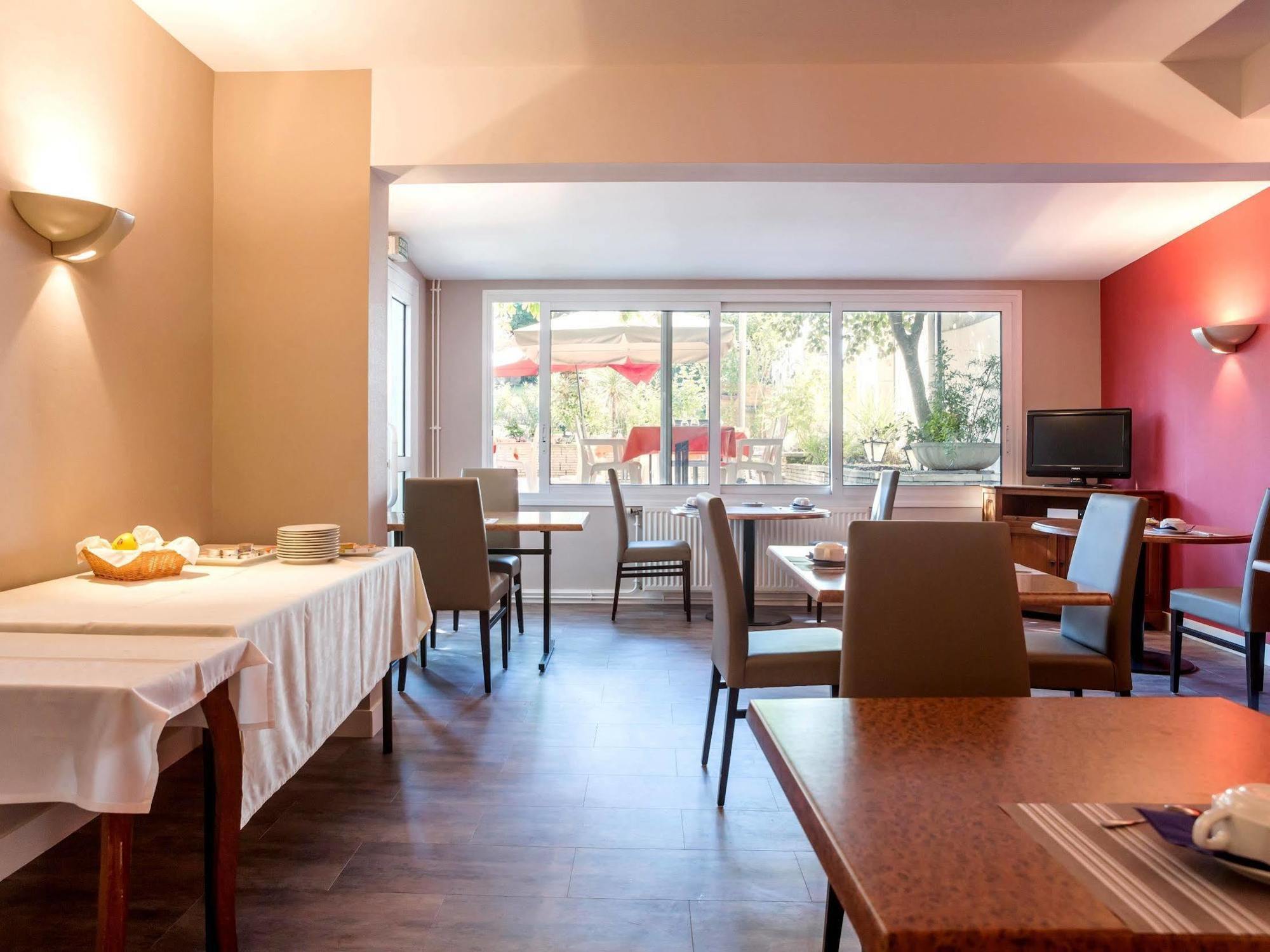 Hotel Restaurant La Boule D'Or Barbezieux-Saint-Hilaire Eksteriør billede
