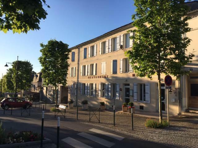 Hotel Restaurant La Boule D'Or Barbezieux-Saint-Hilaire Eksteriør billede
